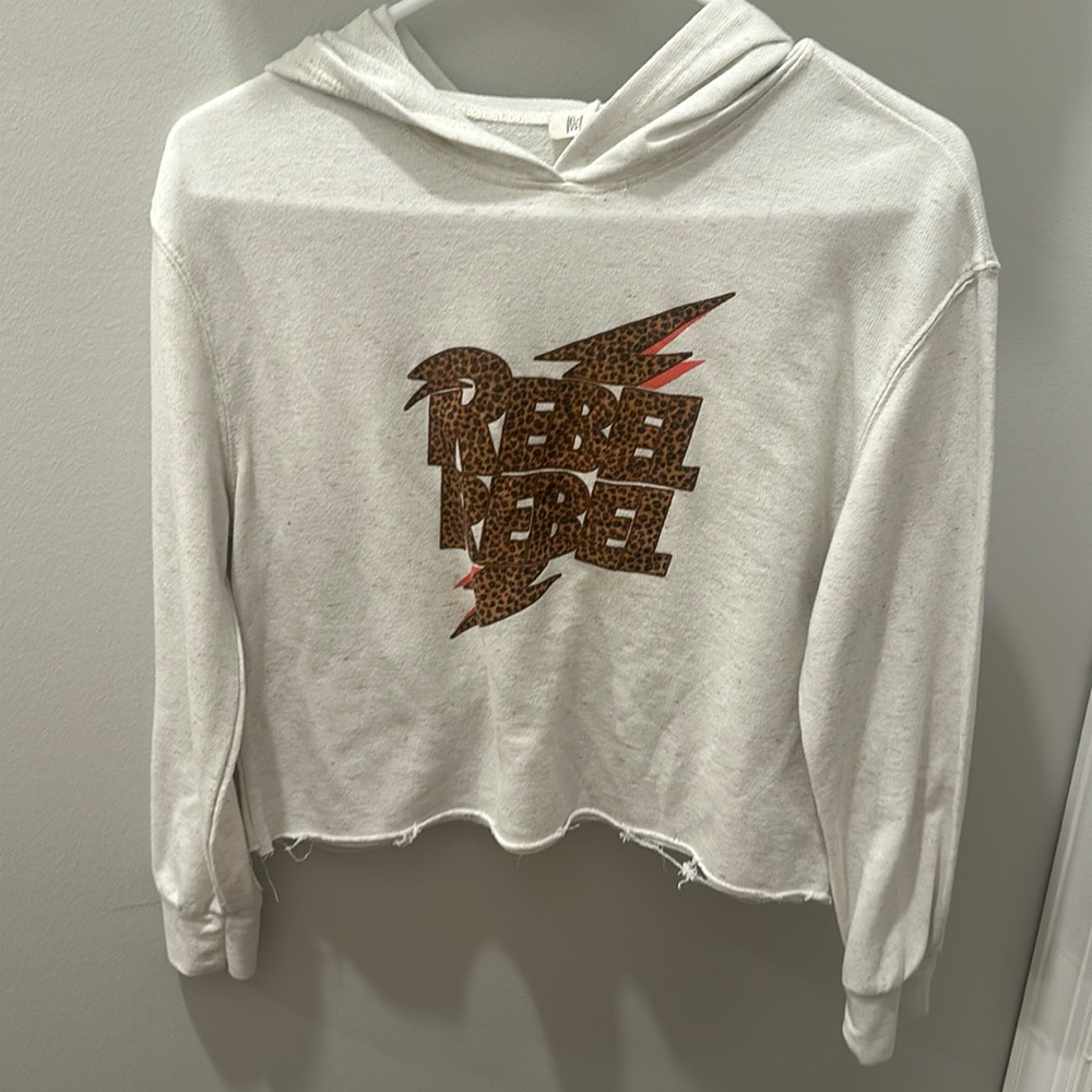 Cute kinda cropped sweatshirt!⭐️